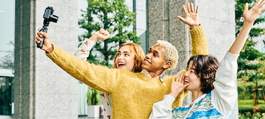 Imagen de tres modelos tomándose una selfie