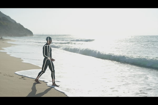 Imagen de ejemplo de un hombre caminando por la playa