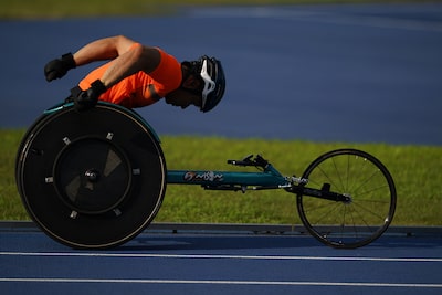 Fotografía de un atleta practicando atletismo en silla de ruedas