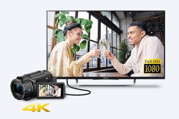 Imagen de una pareja, que ilustra la conversión descendente de 4K, que se muestra a Full HD en un TV con un cable de la AX43A