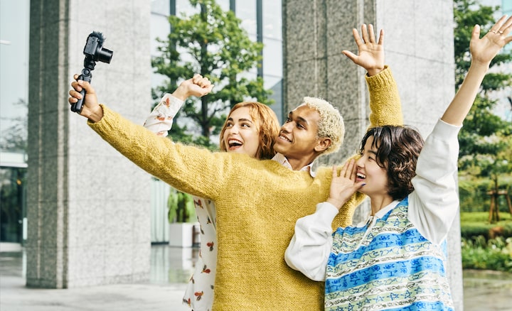 Imagen de tres modelos tomándose una selfie