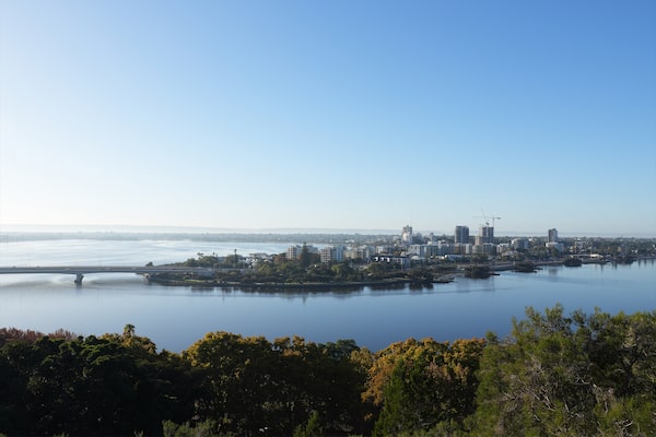 Fotografía de paisaje de una ciudad y un lago